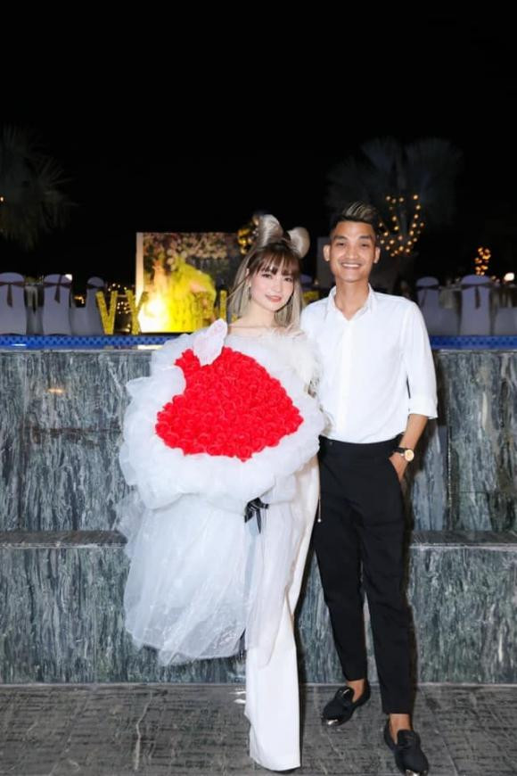 Mạc Văn Khoa tổ chức sinh nhật hoành tráng cho bà xã, ai cũng ngưỡng mộ - Hình 8 Mac Van Khoa to chuc sinh nhat hoanh trang cho ba xa, ai cung nguong mo-Hinh-8