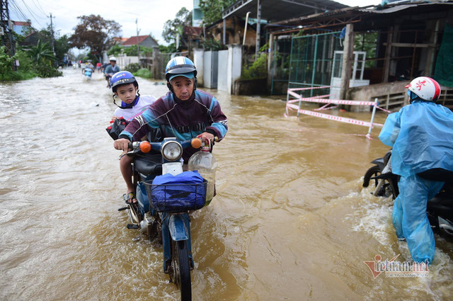 13 công nhân mắc kẹt giữa sông ở Quảng Ngãi được giải cứu 13 cong nhan mac ket giua song o Quang Ngai duoc giai cuu