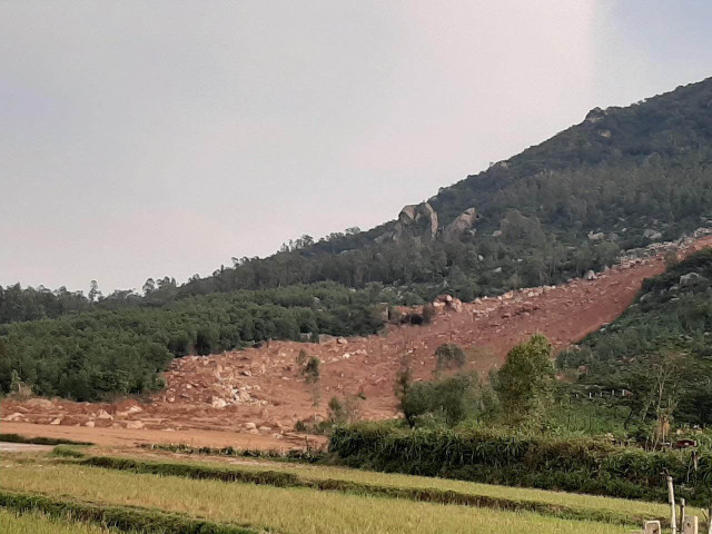 Hà Tĩnh sơ tán dân khẩn cấp vì lở núi Ha Tinh so tan dan khan cap vi lo nui