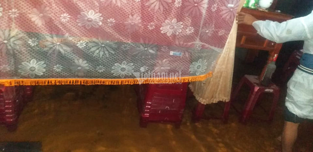 Ám ảnh 2 chiếc quan tài con trẻ trong ngôi nhà ngập lũ ở Quảng Bình - Hình 3 Am anh 2 chiec quan tai con tre trong ngoi nha ngap lu o Quang Binh-Hinh-3
