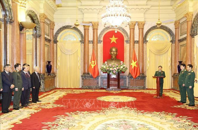 Tổng Bí thư, Chủ tịch nước trao quyết định thăng quân hàm cho hai tướng lĩnh - Hình 2 Tong Bi thu, Chu tich nuoc trao quyet dinh thang quan ham cho hai tuong linh-Hinh-2