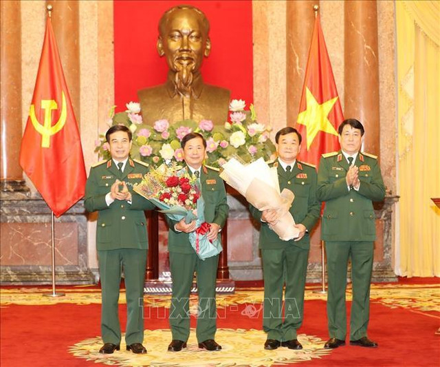 Tổng Bí thư, Chủ tịch nước trao quyết định thăng quân hàm cho hai tướng lĩnh - Hình 4 Tong Bi thu, Chu tich nuoc trao quyet dinh thang quan ham cho hai tuong linh-Hinh-4