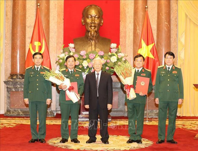 Tổng Bí thư, Chủ tịch nước trao quyết định thăng quân hàm cho hai tướng lĩnh Tong Bi thu, Chu tich nuoc trao quyet dinh thang quan ham cho hai tuong linh