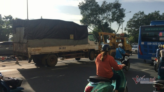 Nằm dưới gầm sửa xe, tài xế bị xe container đâm tử vong - Hình 2 Nam duoi gam sua xe, tai xe bi xe container dam tu vong-Hinh-2