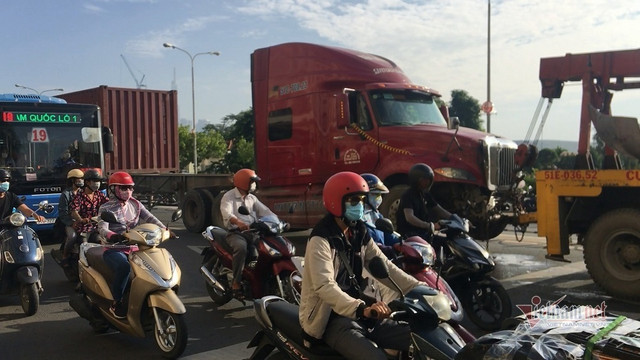Nằm dưới gầm sửa xe, tài xế bị xe container đâm tử vong Nam duoi gam sua xe, tai xe bi xe container dam tu vong