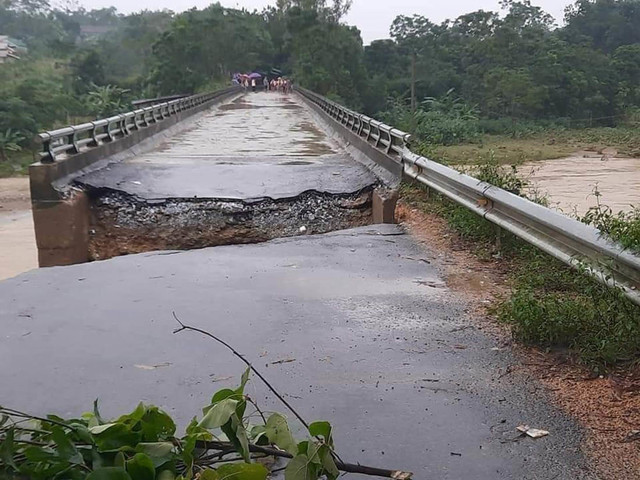 Mưa lớn, thuỷ điện xả lũ, nhiều ngôi nhà ở Nghệ An ngập trong biển nước - Hình 13 Mua lon, thuy dien xa lu, nhieu ngoi nha o Nghe An ngap trong bien nuoc-Hinh-13