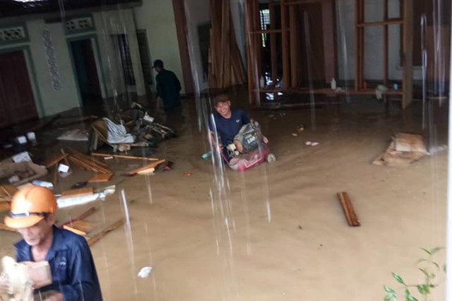 Mưa lớn, thuỷ điện xả lũ, nhiều ngôi nhà ở Nghệ An ngập trong biển nước Mua lon, thuy dien xa lu, nhieu ngoi nha o Nghe An ngap trong bien nuoc