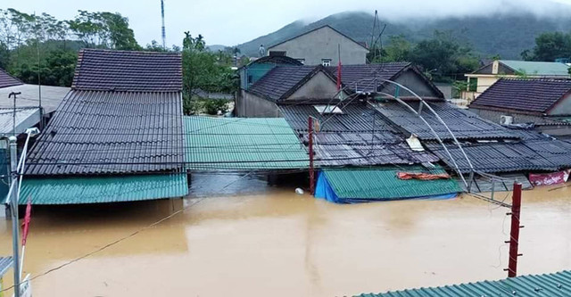 Mưa lớn, thuỷ điện xả lũ, nhiều ngôi nhà ở Nghệ An ngập trong biển nước - Hình 11 Mua lon, thuy dien xa lu, nhieu ngoi nha o Nghe An ngap trong bien nuoc-Hinh-11