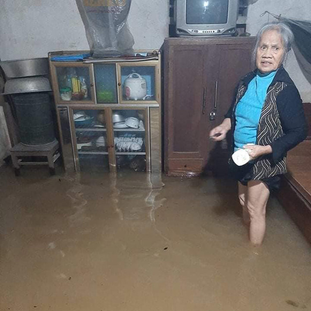Mưa lớn, thuỷ điện xả lũ, nhiều ngôi nhà ở Nghệ An ngập trong biển nước - Hình 8 Mua lon, thuy dien xa lu, nhieu ngoi nha o Nghe An ngap trong bien nuoc-Hinh-8