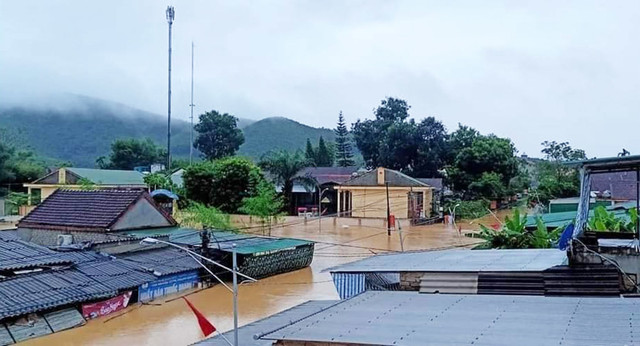 Mưa lớn, thuỷ điện xả lũ, nhiều ngôi nhà ở Nghệ An ngập trong biển nước - Hình 10 Mua lon, thuy dien xa lu, nhieu ngoi nha o Nghe An ngap trong bien nuoc-Hinh-10