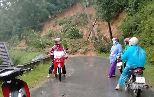 Mưa lớn, thuỷ điện xả lũ, nhiều ngôi nhà ở Nghệ An ngập trong biển nước - Hình 15 Mua lon, thuy dien xa lu, nhieu ngoi nha o Nghe An ngap trong bien nuoc-Hinh-15