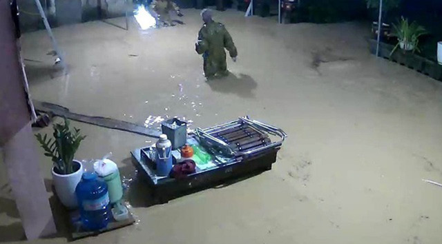 Mưa lớn, thuỷ điện xả lũ, nhiều ngôi nhà ở Nghệ An ngập trong biển nước - Hình 12 Mua lon, thuy dien xa lu, nhieu ngoi nha o Nghe An ngap trong bien nuoc-Hinh-12