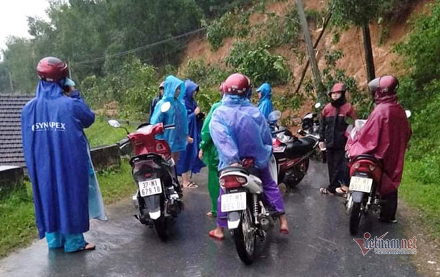 Mưa lớn, thuỷ điện xả lũ, nhiều ngôi nhà ở Nghệ An ngập trong biển nước - Hình 14 Mua lon, thuy dien xa lu, nhieu ngoi nha o Nghe An ngap trong bien nuoc-Hinh-14