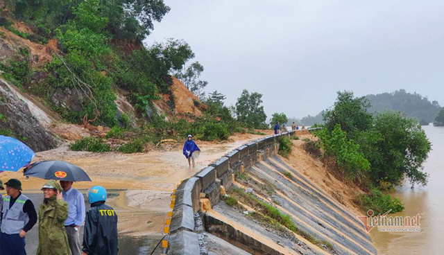 Mưa lớn, thuỷ điện xả lũ, nhiều ngôi nhà ở Nghệ An ngập trong biển nước - Hình 5 Mua lon, thuy dien xa lu, nhieu ngoi nha o Nghe An ngap trong bien nuoc-Hinh-5