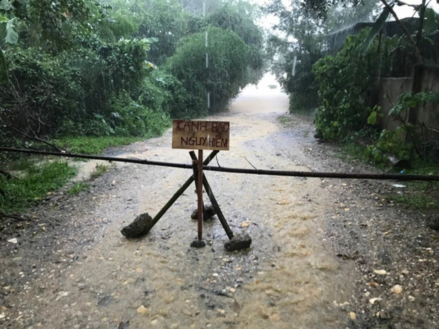 Mưa lớn, thuỷ điện xả lũ, nhiều ngôi nhà ở Nghệ An ngập trong biển nước - Hình 7 Mua lon, thuy dien xa lu, nhieu ngoi nha o Nghe An ngap trong bien nuoc-Hinh-7