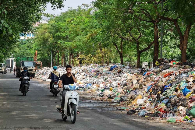 Rác vẫn chất đống kéo dài trăm mét giữa nội thành Hà Nội Rac van chat dong keo dai tram met giua noi thanh Ha Noi