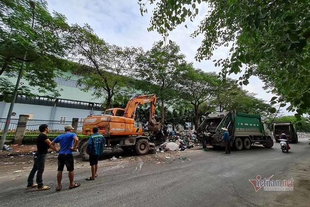 Rác vẫn chất đống kéo dài trăm mét giữa nội thành Hà Nội - Hình 4 Rac van chat dong keo dai tram met giua noi thanh Ha Noi-Hinh-4
