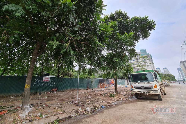 Rác vẫn chất đống kéo dài trăm mét giữa nội thành Hà Nội - Hình 7 Rac van chat dong keo dai tram met giua noi thanh Ha Noi-Hinh-7