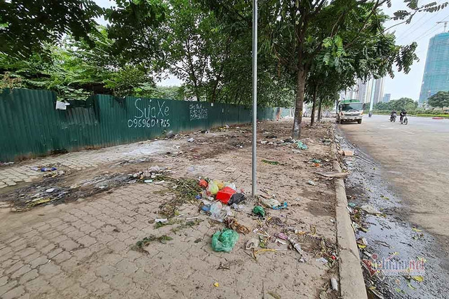 Rác vẫn chất đống kéo dài trăm mét giữa nội thành Hà Nội - Hình 6 Rac van chat dong keo dai tram met giua noi thanh Ha Noi-Hinh-6
