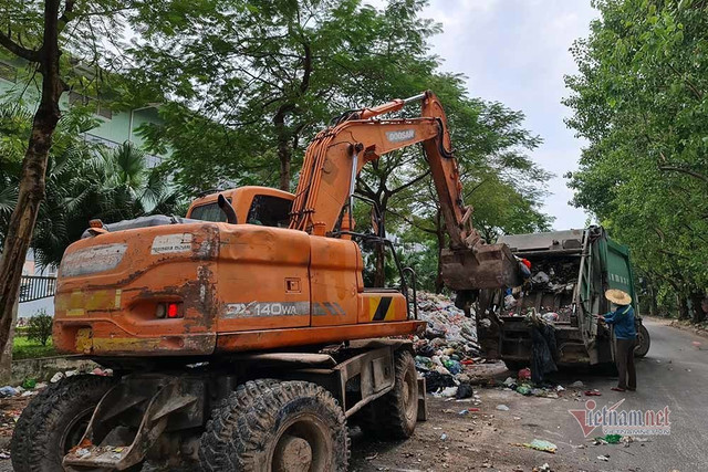 Rác vẫn chất đống kéo dài trăm mét giữa nội thành Hà Nội - Hình 3 Rac van chat dong keo dai tram met giua noi thanh Ha Noi-Hinh-3