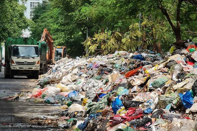 Rác vẫn chất đống kéo dài trăm mét giữa nội thành Hà Nội - Hình 2 Rac van chat dong keo dai tram met giua noi thanh Ha Noi-Hinh-2