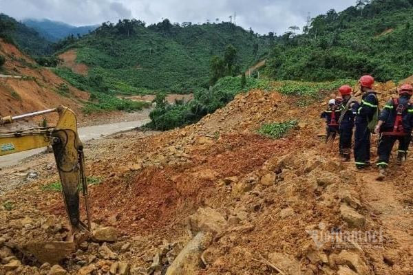 Sạt lở thủy điện Rào Trăng 3: Tìm thấy thi thể 1 công nhân Sat lo thuy dien Rao Trang 3: Tim thay thi the 1 cong nhan