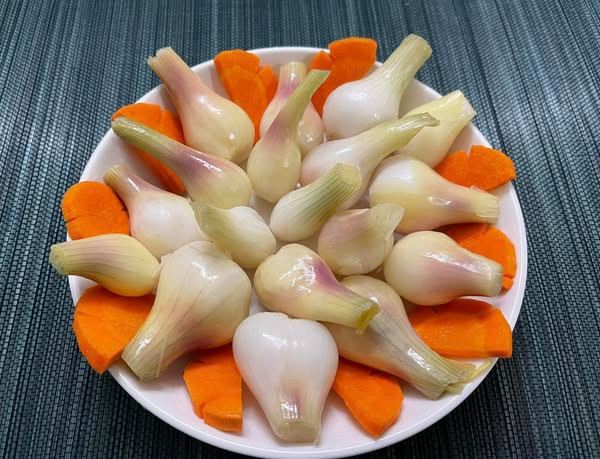 Cách làm món hành muối trắng giòn, thơm phức Cach lam mon hanh muoi trang gion, thom phuc