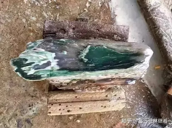 Nhặt khúc gỗ mục bên đường về nhóm bếp, không ngờ là kho báu - Hình 2 Nhat khuc go muc ben duong ve nhom bep, khong ngo la kho bau-Hinh-2