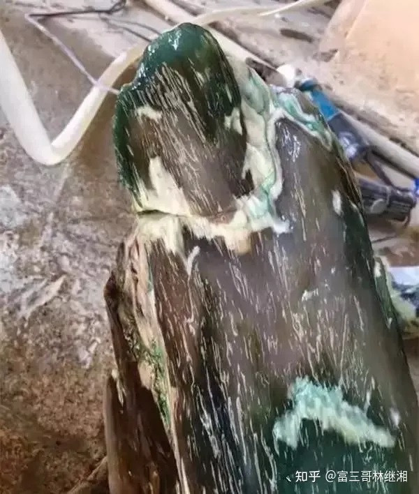 Nhặt khúc gỗ mục bên đường về nhóm bếp, không ngờ là kho báu - Hình 3 Nhat khuc go muc ben duong ve nhom bep, khong ngo la kho bau-Hinh-3