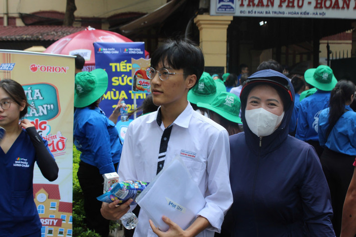 Kỳ thi tốt nghiệp THPT diễn ra vào ngày 26-27/6 với hơn 1,16 triệu thí sinh tham dự. Sau khi hoàn thành bài thi môn Ngữ văn, chiều nay, các sĩ tử sẽ thi môn Toán trong 90 phút. Ngày mai (27/6), thí sinh thi theo chương trình mới sẽ làm hai bài thi lựa chọn. Còn thí sinh thi theo chương trình cũ sẽ làm bài thi tổ hợp Khoa học tự nhiên hoặc Khoa học xã hội vào buổi sáng, Ngoại ngữ vào buổi chiều.