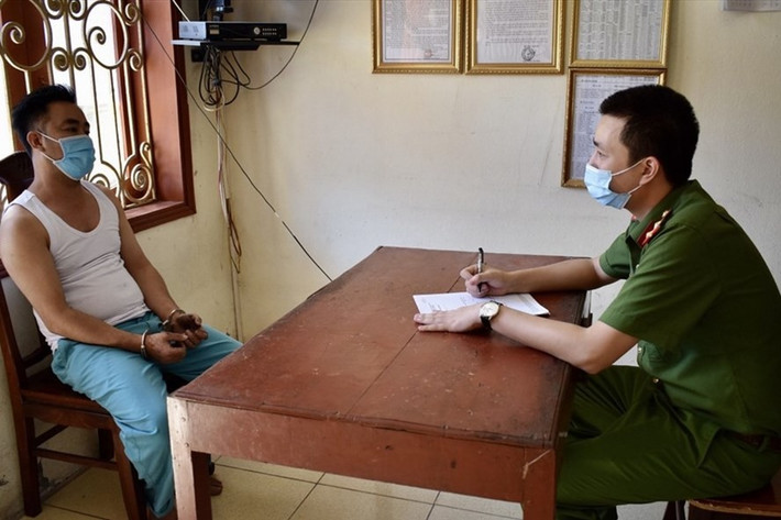 Đến hơn 1h ngày 7/8, một nhóm trinh sát phát hiện nam thanh niên nghi vấn đang ẩn nấp tại bờ đê thuộc địa phận xã Kim Chánh (Kim Sơn, Ninh Bình). Khi bị bắt giữ, đối tượng đang chuẩn bị vượt sông trốn sang Nam Định. Tại Cơ quan điều tra, người này tỏ vẻ không biết tiếng Việt, gã khai bản thân sang Trung Quốc từ bé, sau khi mẹ mất đã sống lang thang, tự lấy tên là Lâm Phong. Tuy nhiên, sau khi làm việc với các nhân chứng, các điều tra viên biết được đây chính là người đàn ông đã đi cũng nữ nạn nhân tại nhà nghỉ Chiều Tím và gã nói tiếng Việt rất sõi.
