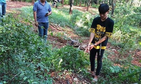 Trong khi cầm điện thoại dò đường, Chiêu đi vòng ra phía sau lưng nạn nhân. Lợi dụng lúc cô gái không để ý, hắn rút dao đâm liên tiếp nhiều nhát vào vai và lưng khiến nạn nhân ngã gục xuống bãi cỏ. Sau khi thực hiện hành vi đồi bại, thấy cô gái đang nằm thoi thóp, hắn tiếp tục xuống tay tước đoạt mạng sống thiếu nữ, sau đó lột sạch tài sản rồi cướp luôn chiếc xe máy Yamaha Exciter tẩu thoát khỏi hiện trường.