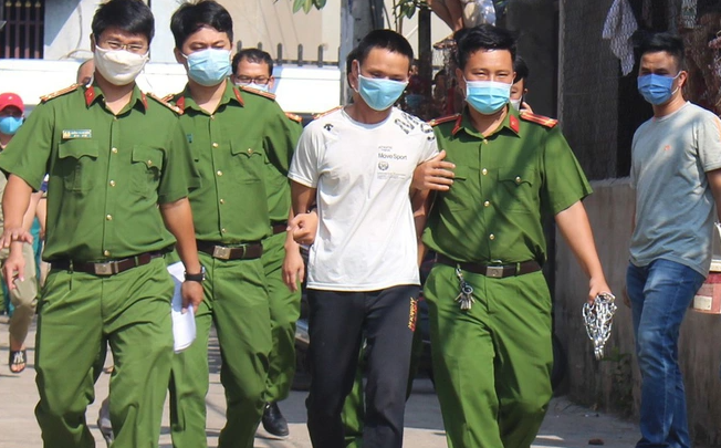 Lo ngại nghi can có thể tìm cách trốn sang Campuchia, hai xe công vụ vội lao đi. Tuy nhiên, rà soát khắp vùng biên giới không thấy tăm hơi Mười. Trong khi đó, Mười sợ tung tích bị lộ nên né các chốt kiểm dịch Covid-19, bắt taxi về ngược TP Buôn Mê Thuột, Đắk Lăk. Chiều 14/4, nhận được tin báo, các trinh sát đón lõng, bắt giữ Mười khi hắn chuẩn bị đột nhập nhà dân ở phường Tự An, TP Buôn Mê Thuột, để trộm tài sản. (Ảnh minh họa, nguồn internet)