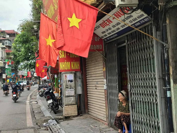 Tinh thần yêu nước, niềm tự hào và khí thế hào hùng của dân tộc đang lan tỏa trên từng con phố, góc ngõ, tạo nên không khí thiêng liêng hướng về ngày lễ lớn.