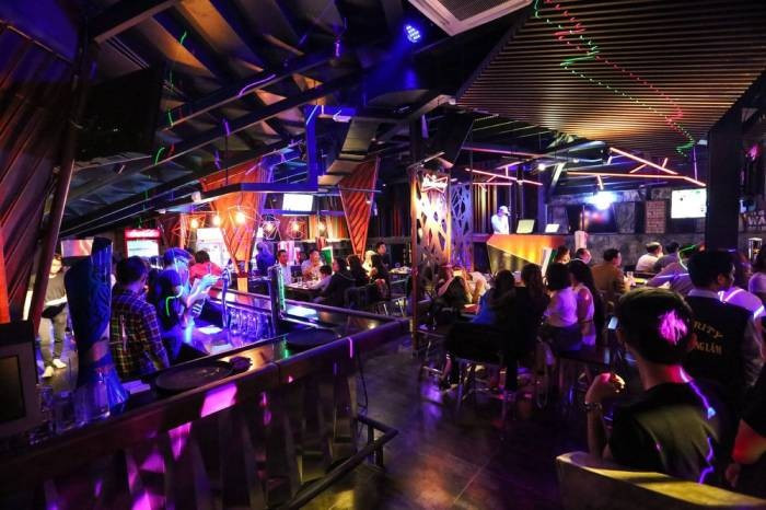 Với những thông tin trên, Công an Hà Nội ra lệnh bắt khẩn cấp với Long "ma". Tuy nhiên, đối tượng đã bỏ trốn. Theo hồ sơ, Long "ma" vốn là tay giang hồ cộm cán có nhiều tiền án, tiền sự và vô cùng manh động. Long "ma" có sở thích sưu tập súng, vì thế trong nhà gã luôn có "hàng nóng". Trước khi gây ra vụ án này, Long "ma" từng gây náo loạn tại một quán bar trên địa bàn Hoàn Kiếm (Hà Nội) chỉ vì bị "bắt nghỉ sớm". Sau vụ này, Long bị Công an truy nã. (Ảnh minh họa, nguồn internet)