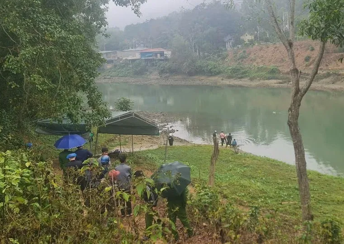 Ngay lập tức, cơ quan cảnh sát điều tra Công an tỉnh Vĩnh Phúc phối hợp với chính quyền địa phương tổ chức khám nghiệm hiện trường. Cùng lúc đó, cơ quan điều tra tiếp tục mò vớt tại khu vực trên, phát hiện thêm một hộp xương sọ cùng nhiều phần khác gồm xương đùi, xương cẳng chân, xương cẳng tay, xương sườn và xương sống cùng một chiếc áo thun. (Ảnh minh họa, nguồn internet)