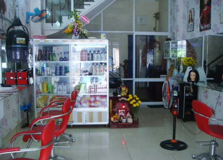 Các điều tra viên tiến hành rà soát toàn bộ những tin báo mất tích trước đó nhiều ngày, đồng thời thông tin về vụ việc để các gia đình có người thân đi khỏi nhà bất thường đến trình báo. Chỉ ít lâu sau đó, một người phụ nữ đã tìm đến trình bày về việc em gái chị đã biến mất bí ẩn từ 2 ngày trước không liên lạc được. Theo đó, cô gái được cho là mất tích có tên Nguyễn Thị H ( 29 tuổi, trú tại Tiên Lãng, Hải Phòng). Chị H là phụ nữ đơn thân, làm chủ một cửa hàng cắt tóc, gội đầu trên địa bàn huyện Tiên Lãng. (Ảnh minh họa, nguồn internet)