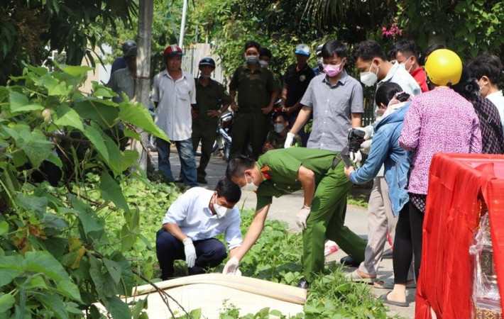 Giám định của bộ phận Kỹ thuật hình sự cho thấy, nạn nhân đã tử vong trước đó nhiều ngày. Riêng vết thương ở vùng đầu được gây ra bởi vật tày, cứng. Ngoài ra, ở phần lưng có tới 17 lỗ thủng nhỏ được gây ra bởi vật sắc nhọn. Nạn nhân không có giấy tờ tùy thân, dù có nhiều vết thương, nhưng nguyên nhân dẫn đến tử vong lại là do ngạt nước. Hiện trường phát hiện ra thi thể người xấu số không có dấu hiệu vật lộn vì vậy, cơ quan công an cho rằng, nơi nạn nhân bị sát hại chắc chắn không phải vị trí phát hiện ra thi thể. (Ảnh minh họa, nguồn internet)