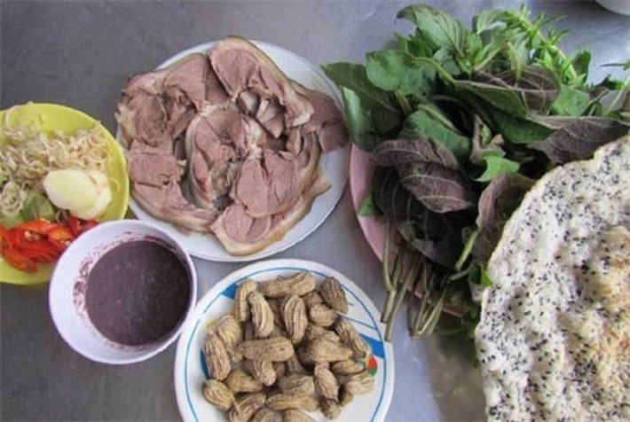 Tuấn khá lì lợm, nhưng trước chứng cứ và lập luận sắc bén của các điều tra viên, gã đành khai nhận hành vi tội ác của mình. Tuấn khai, thời gian trước gã có đi làm thuê tại Hà Nội và quen một cô gái. Do thói trăng hoa nên Tuấn giấu việc mình đã có vợ, con ở quê để yêu đương với cô gái trẻ này. Ngày 13/9/2013, Tuấn bán ngô được hơn 100 nghìn đồng, định bụng sẽ dùng số tiền ấy để đi Hà Nội thăm "người yêu". Nhưng khi đi qua quán thịt chó, Tuấn lại sà vào ăn nhậu. Hết tiền, lại nhớ bạn gái, Tuấn nảy sinh ý định trộm cắp tài sản làm lộ phí. (Ảnh minh họa, nguồn internet)