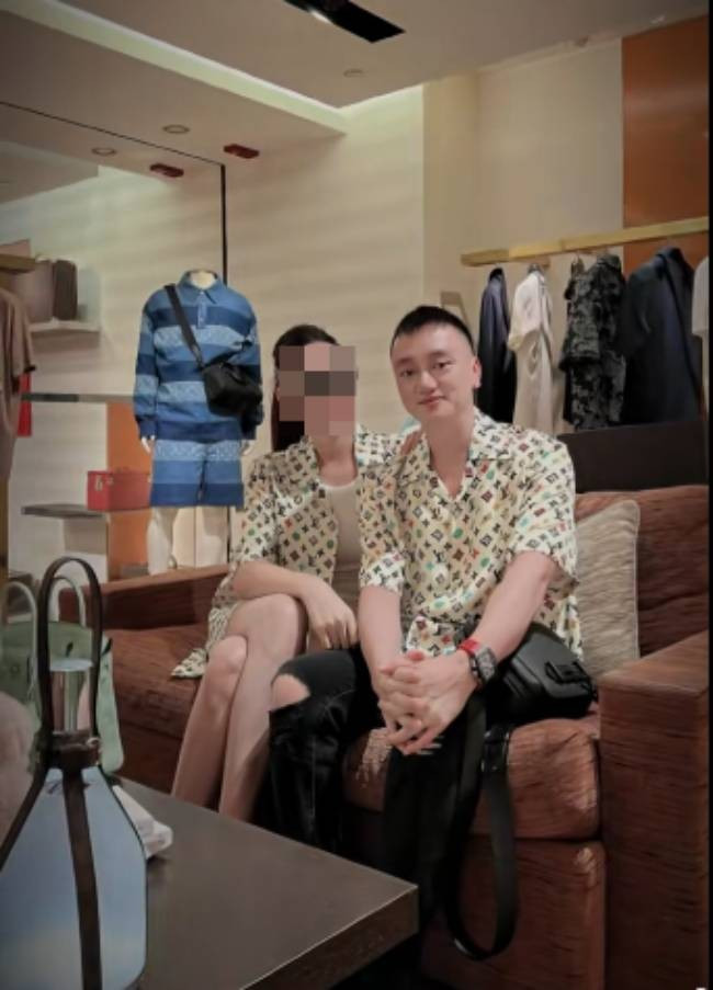 Gần đây, Vi "Ngộ” cũng khá nổi tiếng trên mạng xã hội, đặc biệt là TikTok, khi thường xuyên chia sẻ về khối tài sản lớn gồm nhà cửa, trang trại và các mối quan hệ xã hội.