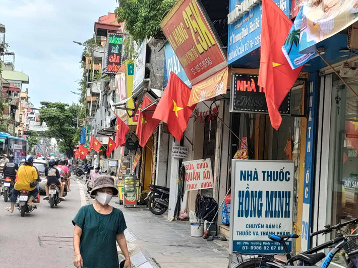 Hướng tới kỷ niệm 80 năm Cách mạng Tháng Tám (19/8/1945 - 19/8/2025) và Quốc khánh nước Cộng hòa xã hội chủ nghĩa Việt Nam (2/9/1945 - 2/9/2025), phố phường Hà Nội đã rực rỡ sắc màu. Cờ đỏ sao vàng tung bay khắp các ngõ, phố.