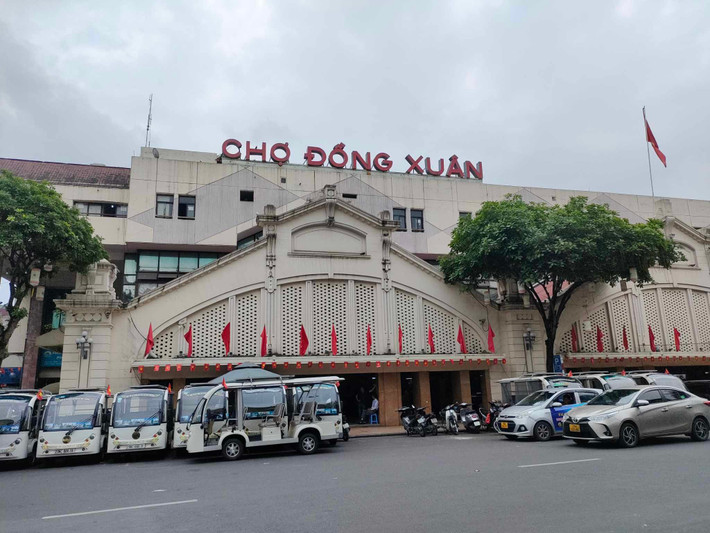 Chợ Đồng Xuân, một trong những trung tâm thương mại lâu đời nhất Hà Nội thời gian gần đây ghi nhận nhiều gian hàng đóng cửa, nhất là các sạp bán quần áo, giày dép và phụ kiện thời trang.