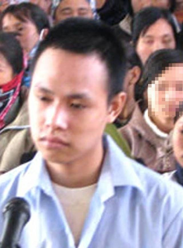 Theo lời khai của Duy, chiều 19/3/2011, sau khi có hơi men trong người, Duy nảy sinh ý đồ đen tối và tìm cách ép chị L. phải đi theo mình. Tại một căn nhà cũ trong xã Tự Lạn, hắn đã khống chế nạn nhân. Bị kháng cự, Duy đã dùng khuỷu tay chặn mạnh vào yết hầu khiến chị L.ngất đi, Sau khi thỏa mãn thú tính, Duy tưởng chị L. đã chết nên đã vác xác ném ra con mương lớn gần đó để phi tang. Với 2 tội danh "Hiếp dâm" và "Giết người" Lê Khánh Duy đã bị tuyên phạt tù chung thân.