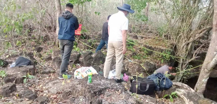 Ban chuyên án xác định nghi phạm phải là người địa phương và quen biết với nạn nhân. Tại xã Đông Cương, một tổ công tác khác đã rà soát các đối tượng nổi trên địa bàn. Chưa đầy một ngày sau, chân dung nghi phạm đã được xác định, đó là Lê Đỗ Đạt (22 tuổi, ở xóm 5, xã Đông Cương). Lúc đầu, khi bị triệu tập lên cơ quan điều tra, Đạt dứt khoát không nhận. Về những vết xước khác thường trên người, Đạt cho rằng, do bị say rượu nên ngã vào bụi rậm. Tuy nhiên, trước những chứng cứ thuyết phục, đến 15h chiều 14/11, Đạt đã cúi đầu nhận tội. (Ảnh minh họa, nguồn internet)