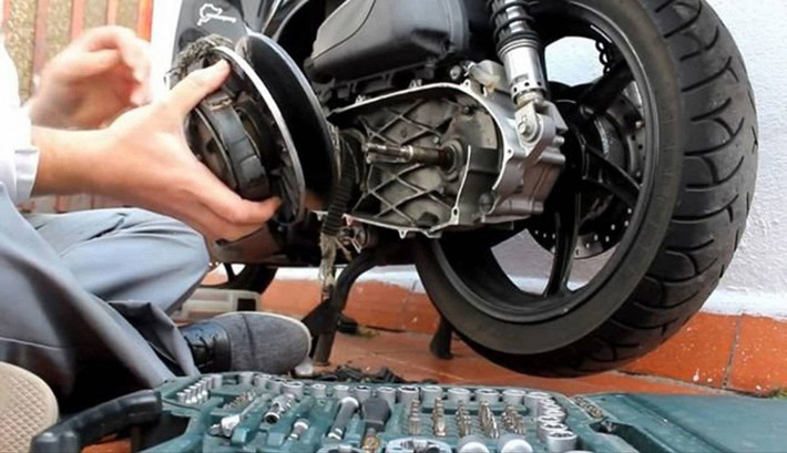 Điện thoại và xe máy của nạn nhân, Mão đem về giấu trong bếp. Ngày hôm sau, Mão đến nhà anh rể là Nguyễn Tiến Bắc làm nghề sửa chữa xe máy, nói lại sự việc trên và nhờ Bắc tiêu thụ chiếc xe máy mới cướp được. Bắc đến nhà kể lại chuyện với mẹ vợ. Ngay sau đó, Bắc cùng Mão và Thìn (em trai Mão) mang chiếc xe lên Lạng Sơn và nhờ người bán qua Trung Quốc. (Ảnh minh họa, nguồn internet)