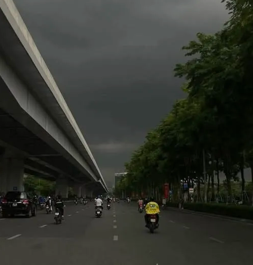 Bầu trời tối đen khiến nhiều người bất ngờ.