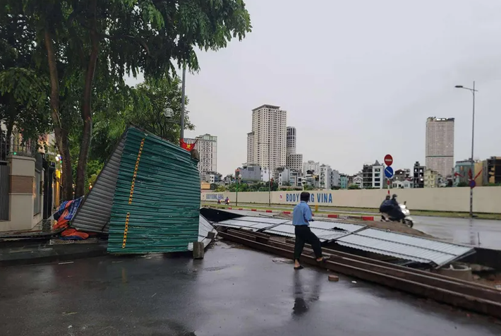 Nhiều người cho rằng bão số 3 đã bắt đầu ảnh hưởng, gây mưa dông. Tuy nhiên, trao đổi với PLO, ông Mai Văn Khiêm, Giám đốc Trung tâm Dự báo Khí tượng thuỷ văn quốc gia, cho biết mưa dông đang diễn ra ở một số tỉnh, TP miền Bắc như Hải Phòng, Quảng Ninh, Hà Nội, Thái Nguyên… không phải là do ảnh hưởng của bão số 3. Đây chỉ là những trận mưa dông giải nhiệt thông thường sau mấy ngày nắng nóng liên tiếp.