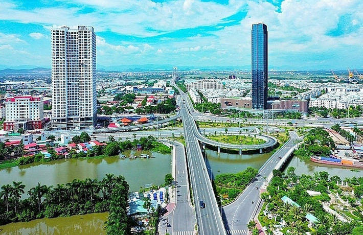 Lần theo dấu vết, các điều tra viên xác định Thắng và bạn gái đang ở tại một nhà trọ tại Hải Phòng nên mật phục. Khoảng hơn 2h sáng, Thắng cùng người tình quay về, phát hiện có động nên đã rút súng bắn liên tục vào bên trong và trốn thoát. Sau vụ nổ súng, Thắng đã “lặn” một hơi dài. Có dấu vết cho thấy Thắng đã trốn sang Trung Quốc, Công an tỉnh Quảng Ninh cũng trao đổi với phía bạn, tuy nhiên không có kết quả. (Ảnh minh họa, nguồn internet)