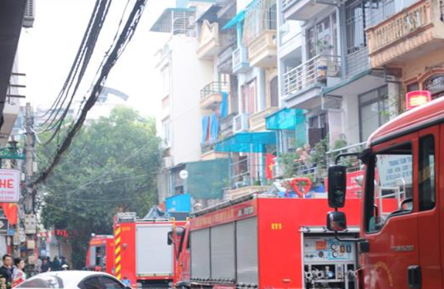 Nhận được tin báo, Trung tâm thông tin chỉ huy Công an thành phố Hà Nội đã điều động Đội CC&CNCH khu vực số 9 và Đội Cảnh sát PCCC&CNCH khu vực số 10 - Phòng Cảnh sát PCCC&CNCH xuất 4 xe chữa cháy cùng hơn 30 cán bộ chiến sĩ nhanh chóng đến hiện trường tổ chức chữa cháy và cứu nạn, cứu hộ.