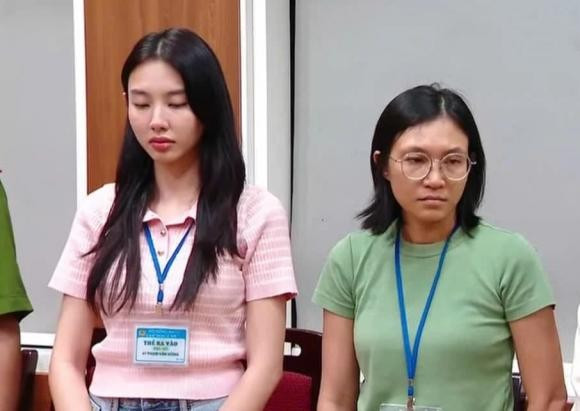 Tháng 5/2019, Hoa hậu Thùy Tiên từng vướng vào vụ lùm xùm liên quan đến số tiền 1,5 tỷ đồng. Cụ thể, bà Đặng Thùy Trang (chị gái của Hoa hậu Đại dương Đặng Thu Thảo) tố cáo Thùy Tiên vay 1,5 tỷ đồng nhưng không trả, đồng thời còn xé giấy vay nợ. Bà Thùy Trang xác nhận Thùy Tiên từng vay 1,5 tỷ đồng tiền mặt chuẩn bị chi phí cho cuộc thi Hoa khôi Nam Bộ 2017. Thùy Trang cho biết, Thùy Tiên hứa sau khi đoạt giải sẽ làm việc để trả nợ. Song, gần 2 năm, bà nhiều lần liên lạc với Thùy Tiên để hỏi về số tiền nợ nhưng nàng hậu vẫn không có ý định trả.